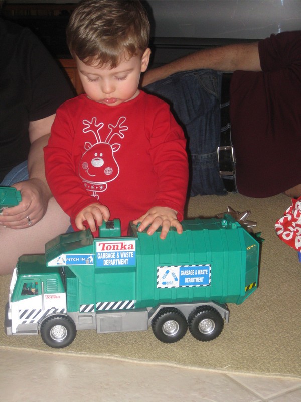 2008-12-25 - 086 - garbage truck!!!.jpg